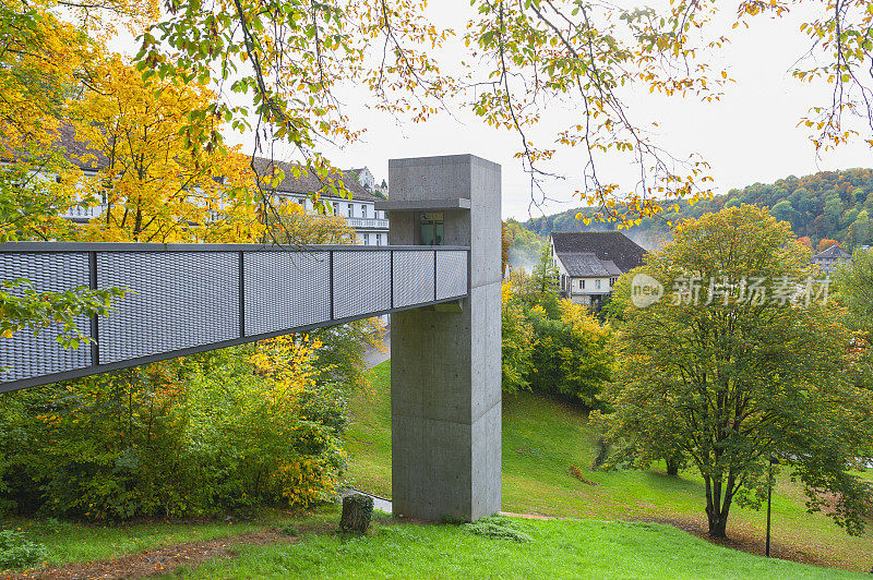 这座桥连接Neuhausen Rheinfall站和莱茵河瀑布的室外电梯，莱茵河瀑布是欧洲著名的最大的瀑布，位于瑞士的莱茵河上